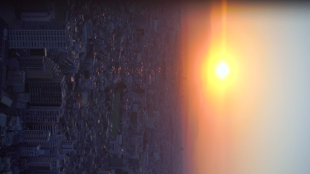 revelación en cámara lenta de la expansión urbana al atardecer desde un punto de vista elevado