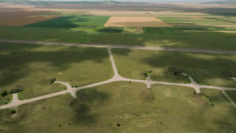 pistas de aterrizaje del aeródromo militar abandonado en la gran estepa de shiraki, georgia