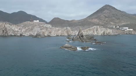increíble paisaje de formaciones rocosas en el océano