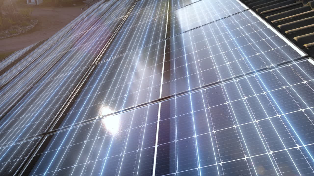 electricidad moviéndose a través de paneles solares en el techo de una casa - visualización cgi