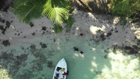 drone-shot-of-scuba-divers-getting-into-boat