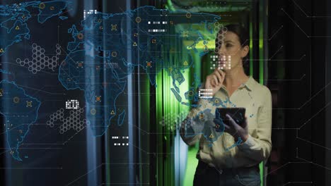 Mapa-Mundial-Contra-Una-Ingeniera-Caucásica-Con-Tableta-Digital-Trabajando-En-La-Sala-De-Servidores-De-Computadoras