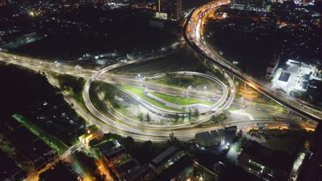 vista aérea de los cruces de carreteras. las carreteras de puentes forman un círculo en la estructura del concepto de transporte. vista superior. ciudad urbana, bangkok por la noche, tailandia. fondo paisajístico de arquitectura.