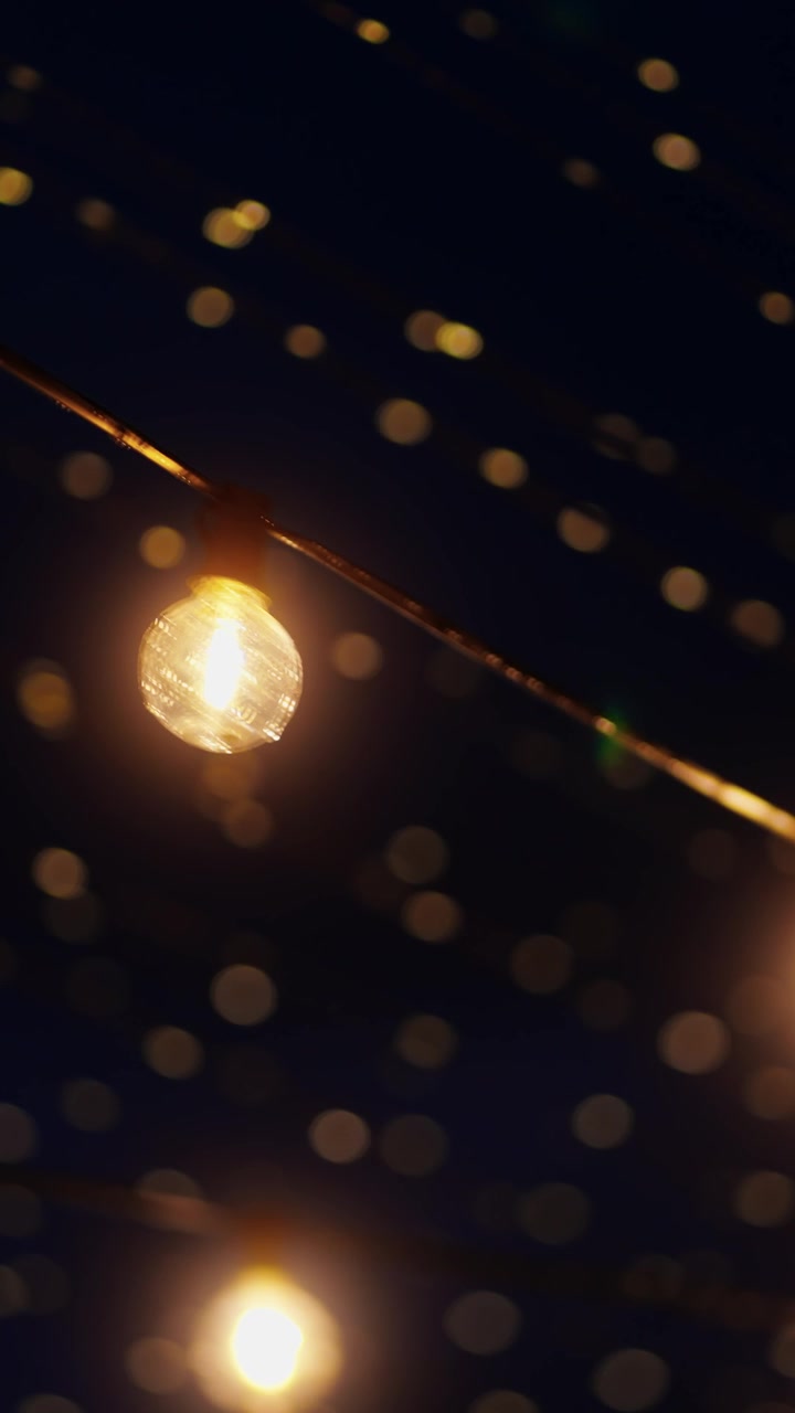 Catena luminosa calda e brillante con effetto bokeh di notte