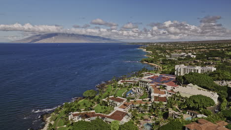 Wailea-makena-Maui-Hawaii-V7-Aéreo-A-Lo-Largo-De-La-Costa-Rocosa-Capturando-Vistas-Panorámicas-De-La-Playa-De-Ulua,-Los-Hoteles-Frente-Al-Mar-Y-El-Paisaje-Urbano-De-La-Isla-Montañosa---Filmado-Con-Cine-Mavic-3---Diciembre-De-2022