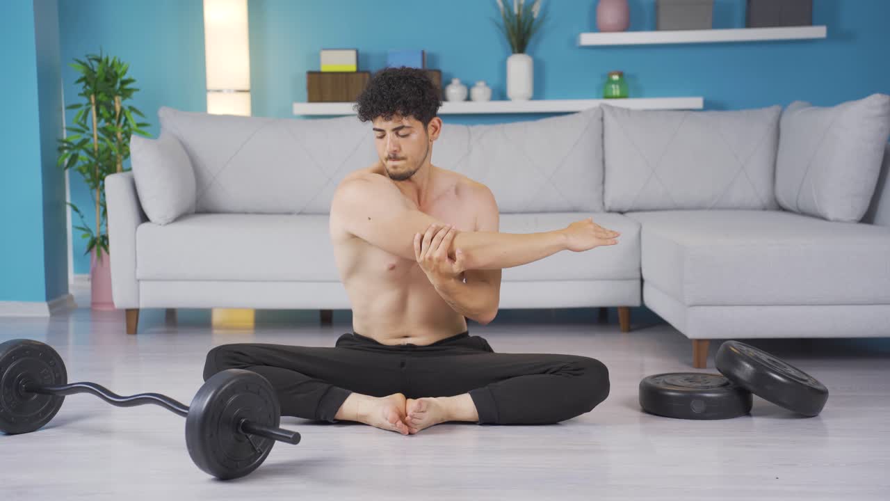 Jovem atleta se exercitando em casa