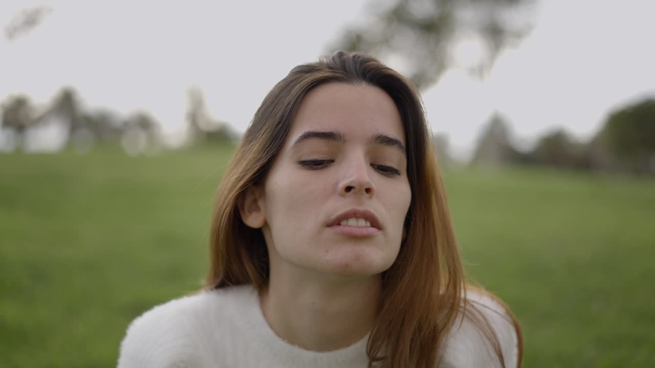 mujer joven en un parque