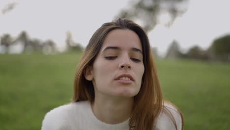 una mujer joven en un parque.