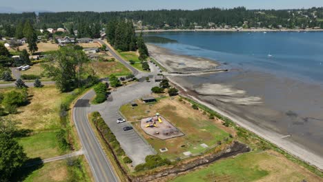 Luftaufnahme-Des-Waterfront-Freeland-Parks-Bei-Ebbe-Auf-Whidbey-Island