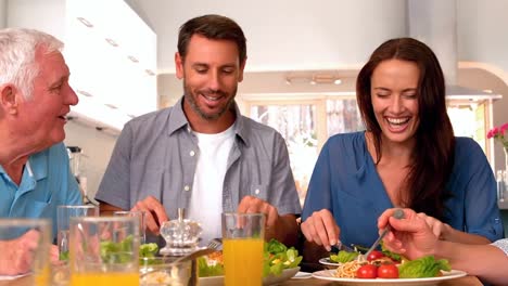 Familie-Beim-Gemeinsamen-Abendessen