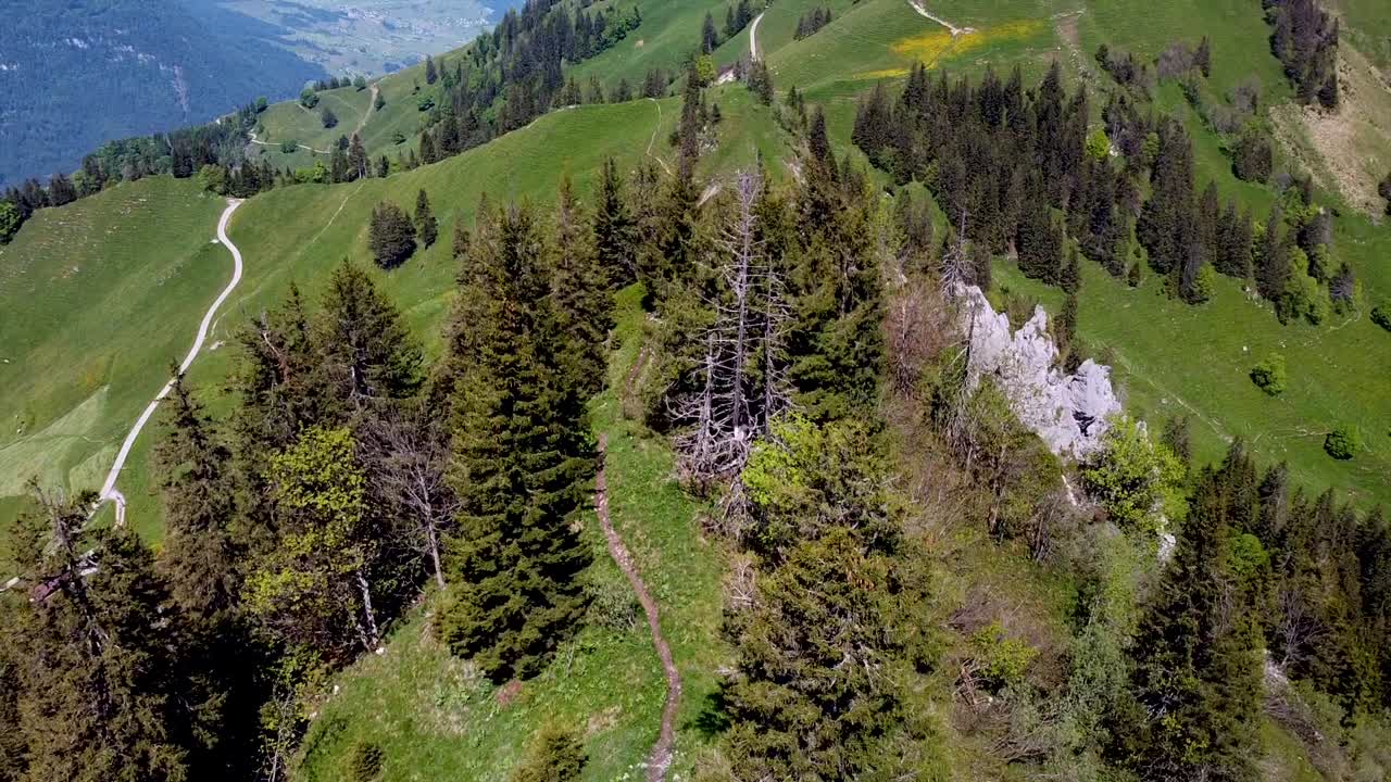 вид с воздуха с беспилотника на людей, идущих по вершине швейцарской горы