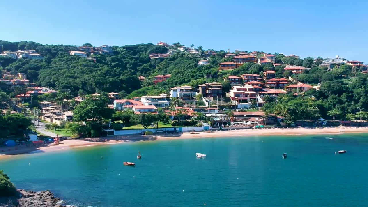 Vista aerea con drone di barche che ondeggiano nell'acqua vicino alla costa a Rio de Janeiro, Brasile.