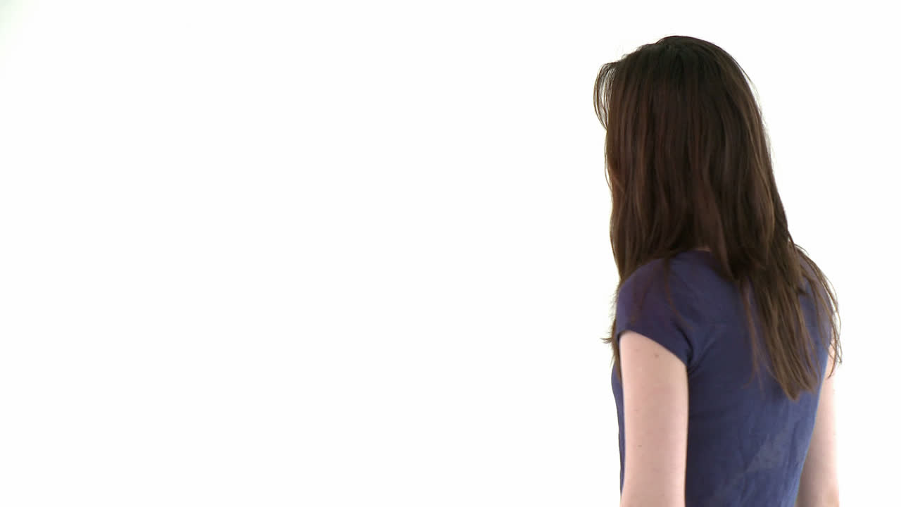 여자가 카메라에  ⁇  벽을 보여주고 있다.