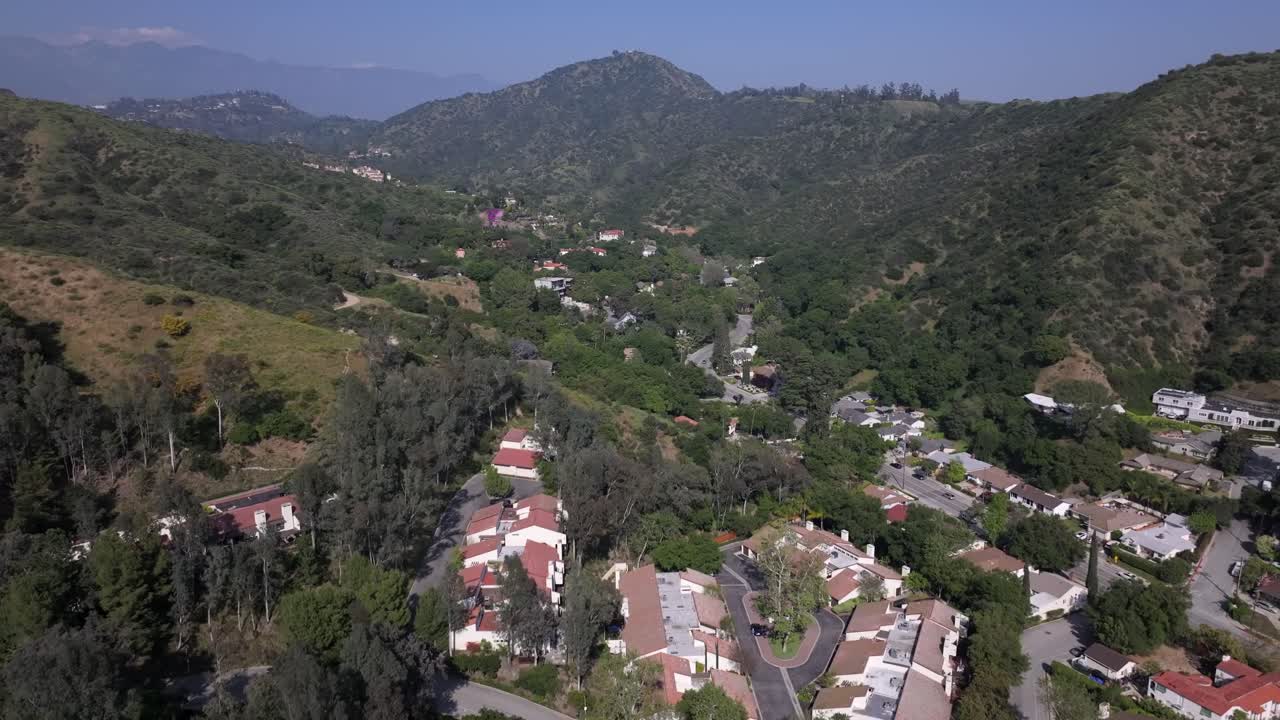 glendale, california se encuentra en las montañas verdugo, vecindario de casas - ascendente revelación aérea