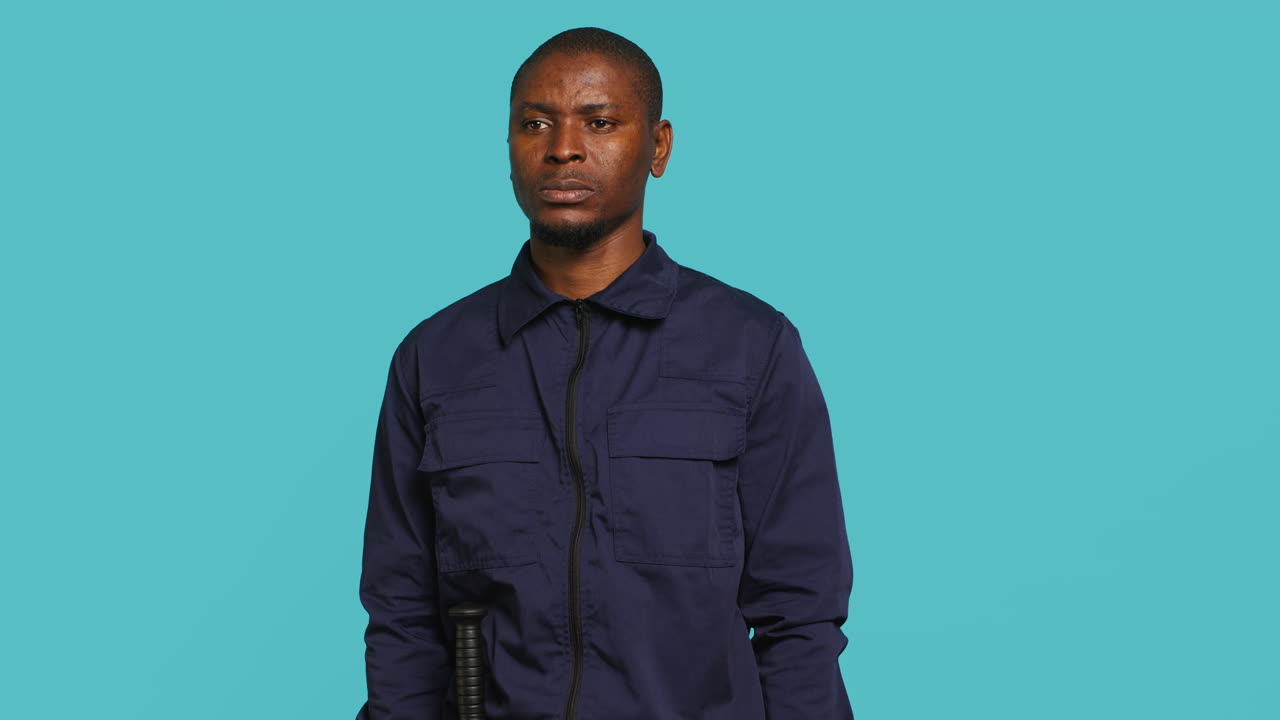 ritratto di una guardia di sicurezza intimidatoria in uniforme che attraversa le armi