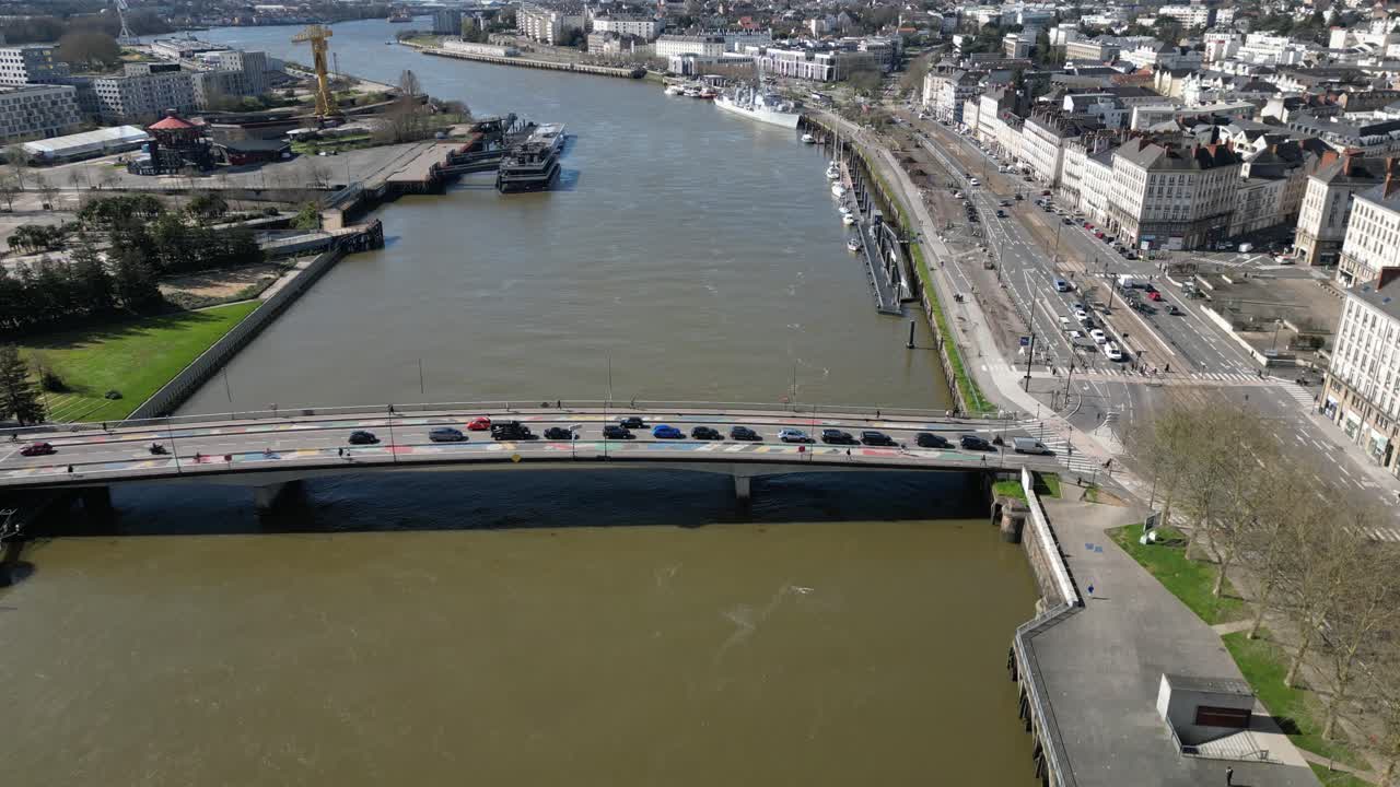 Ponte Anne de Bretagne che attraversa il fiume Loira, panorama urbano di Nantes, Francia