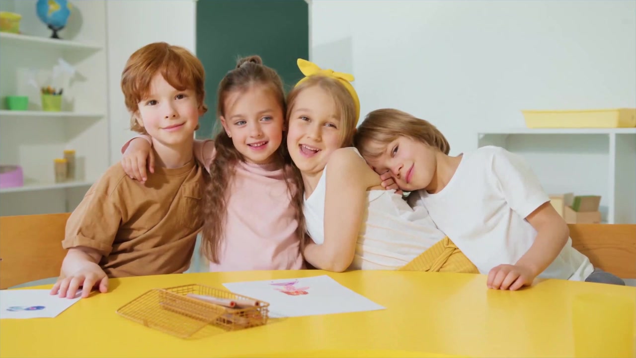 Gruppo felice di bambini che sorridono in un'aula.