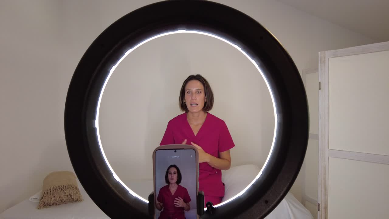 mujer grabando un video en un teléfono inteligente para las redes sociales