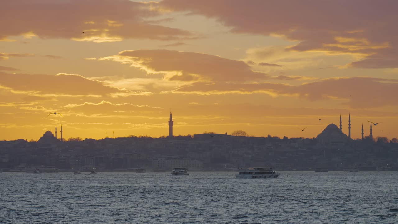 la puesta de sol de estambul sobre el bósforo