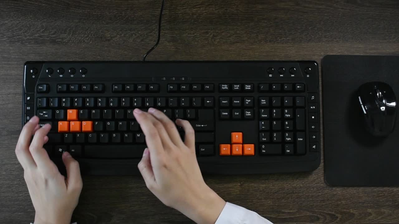persona escribiendo en el teclado de la computadora