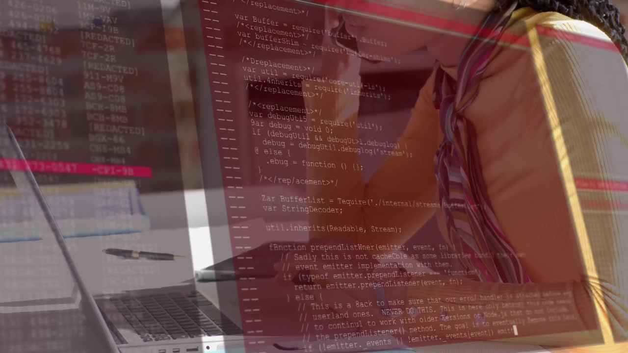 animación del procesamiento de datos sobre una mujer de negocios biracial que usa una computadora portátil en la oficina