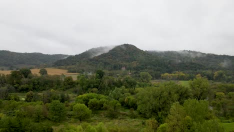 Fliegen-In-Richtung-Mystischer-Berggipfel,-Die-In-Nebel-Gehüllt-Sind-1