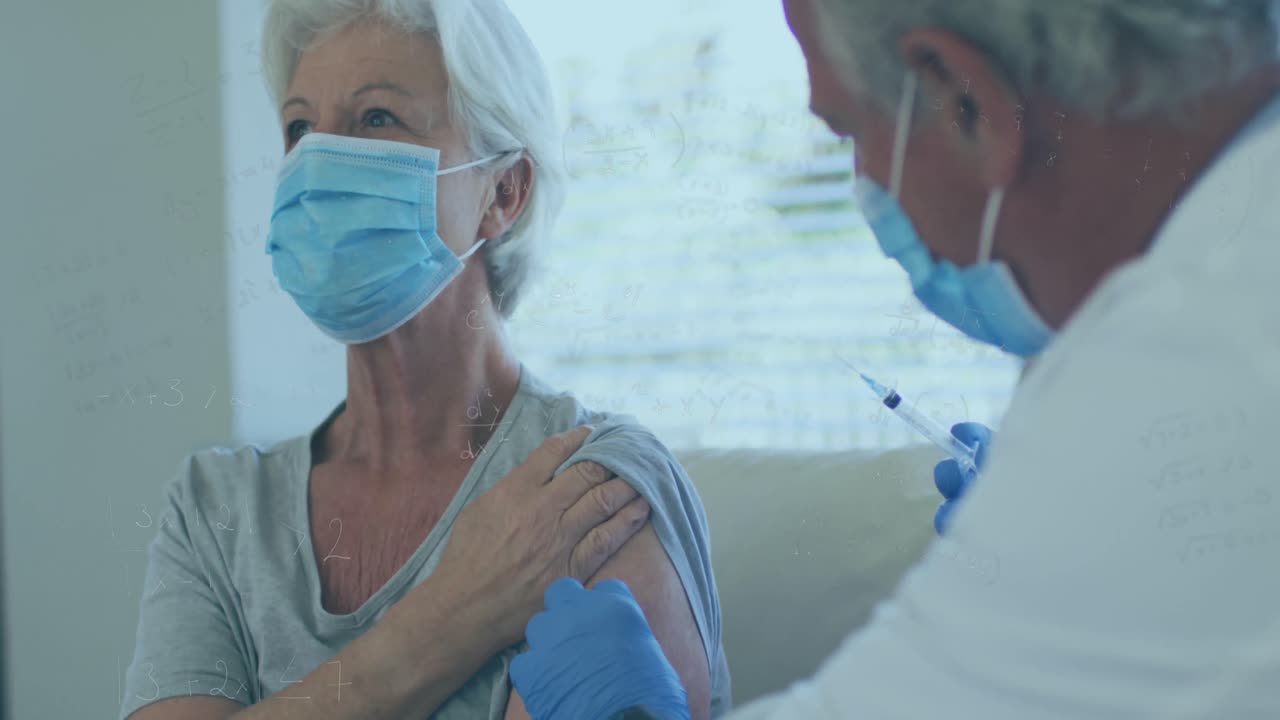 animación de ecuaciones matemáticas sobre un médico masculino dando una inyección a una paciente mayor