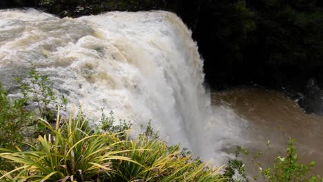 Nahaufnahme-Von-Schnell-Fließenden,-Tosenden-Whangarei-Wasserfällen-Nach-Heftigen-Regenfällen-Und-Überschwemmungen-Auf-Der-Nordinsel-Neuseelands,-Aotearoa