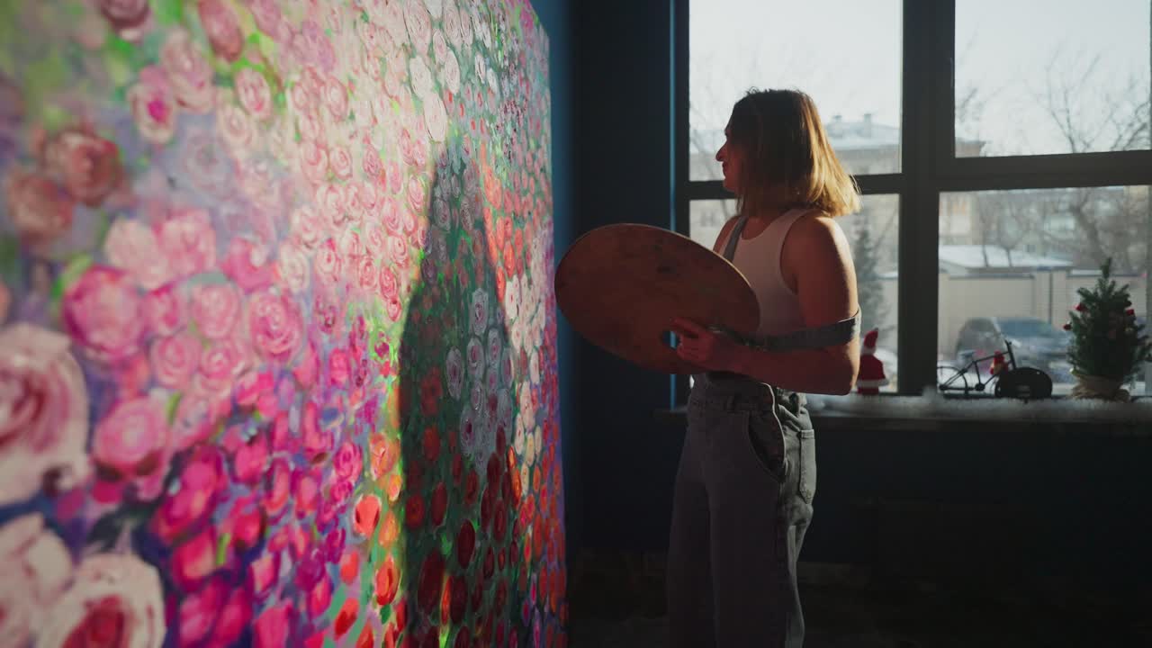 Artista Feminina Pintando Grande Tela Floral em Estúdio Iluminado