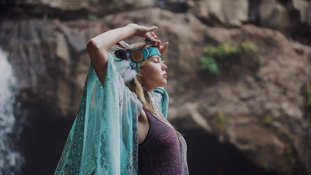 mujer bohemia por la cascada