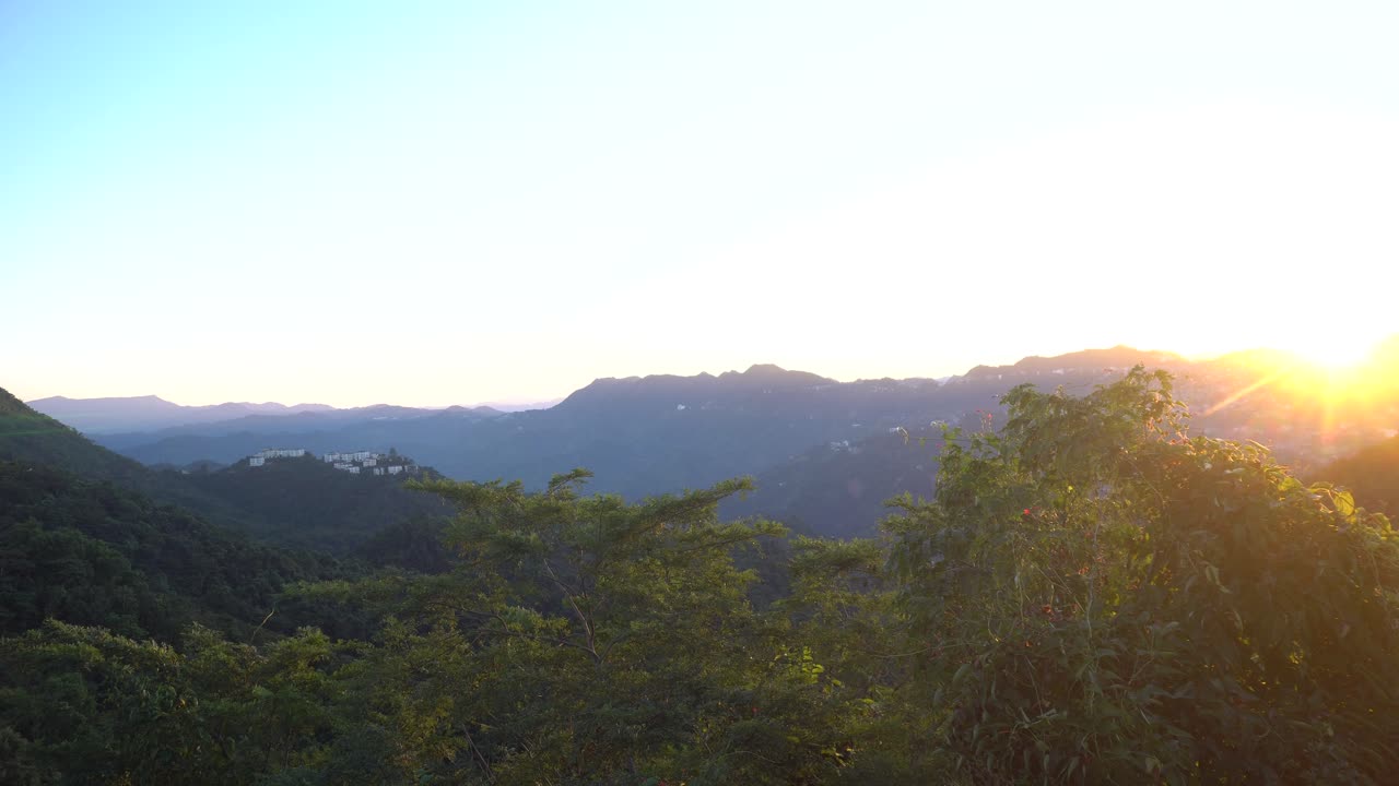 A beleza natural de Mizoram ao pôr do sol é refletida nas montanhas.