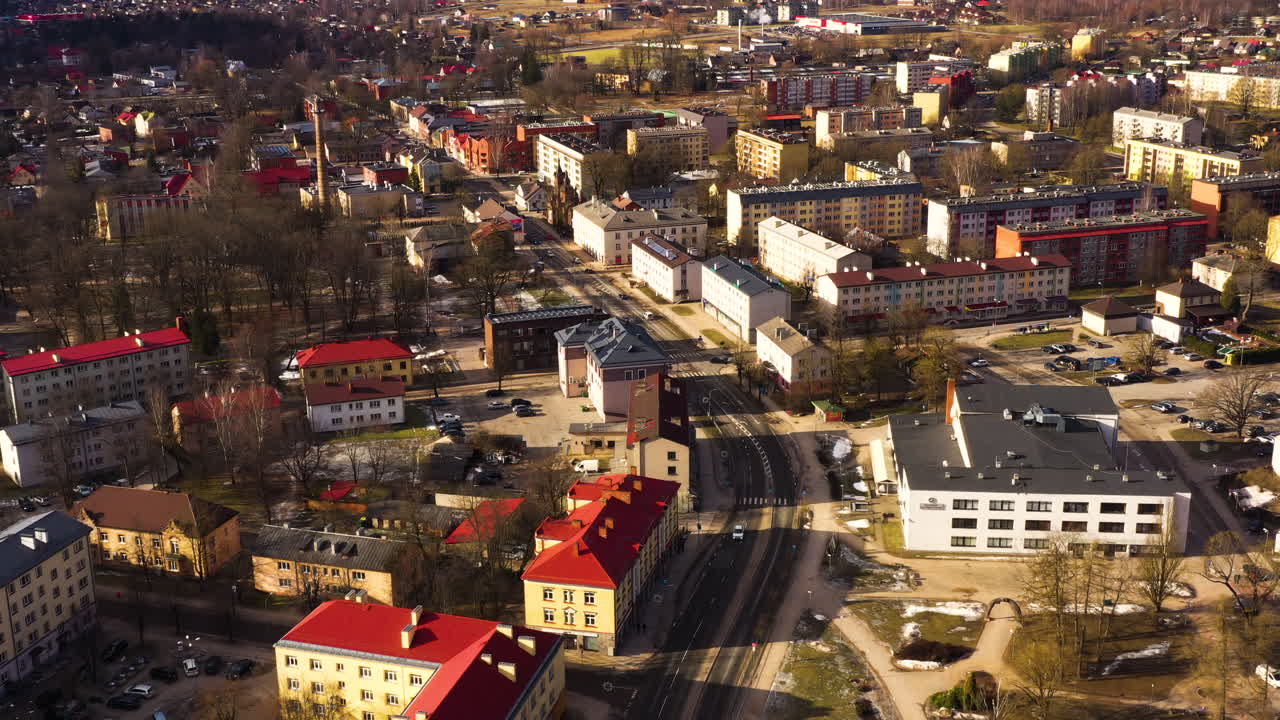 la ciudad de valmiera a principios del día de primavera desde arriba, letonia