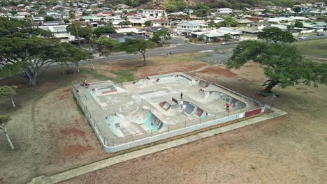 Vista-Aérea-De-Skaters-En-Un-Bowl-Park-En-Hawaii-Kai-Oahu