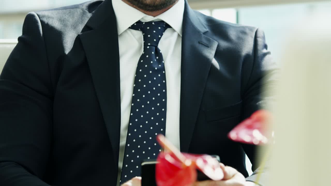 empresario del medio oriente en el centro usando un dispositivo de tableta inalámbrica