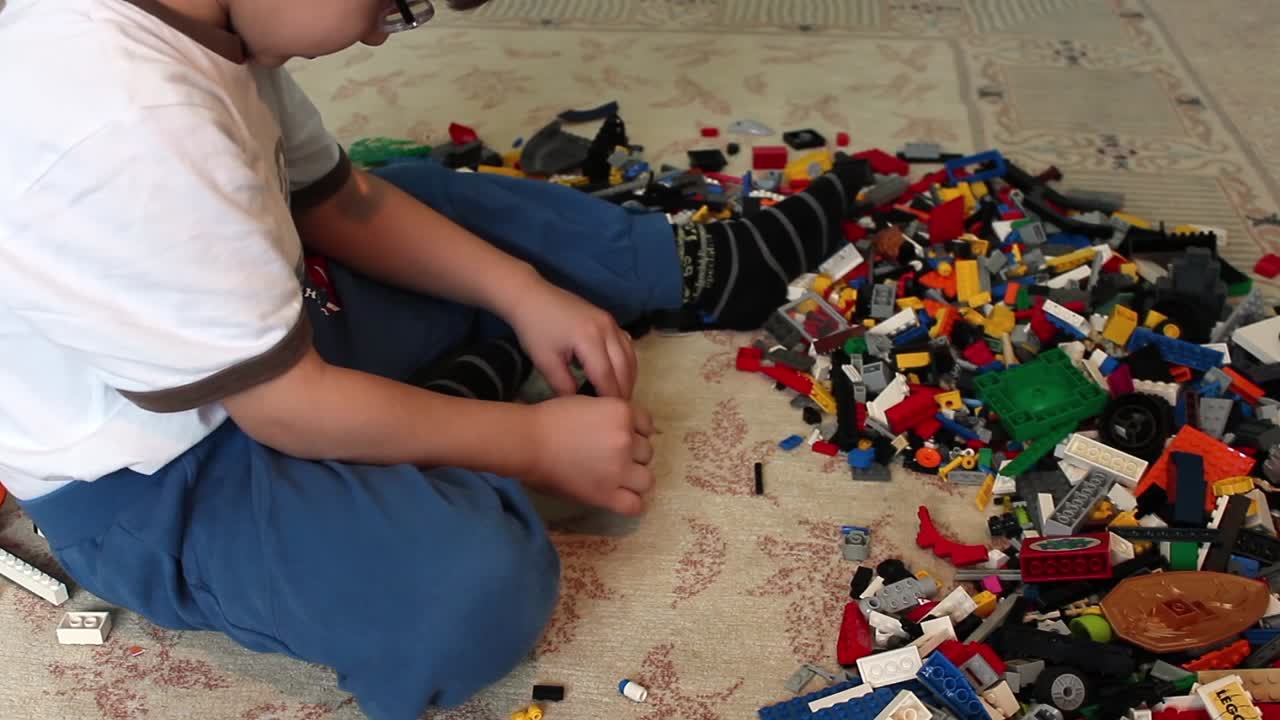 niño jugando con lego.