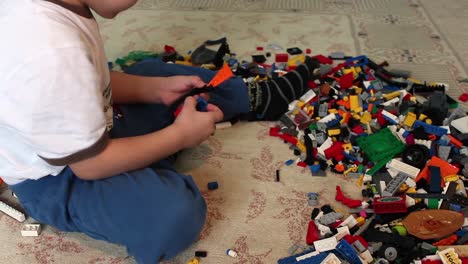 niño jugando con lego.