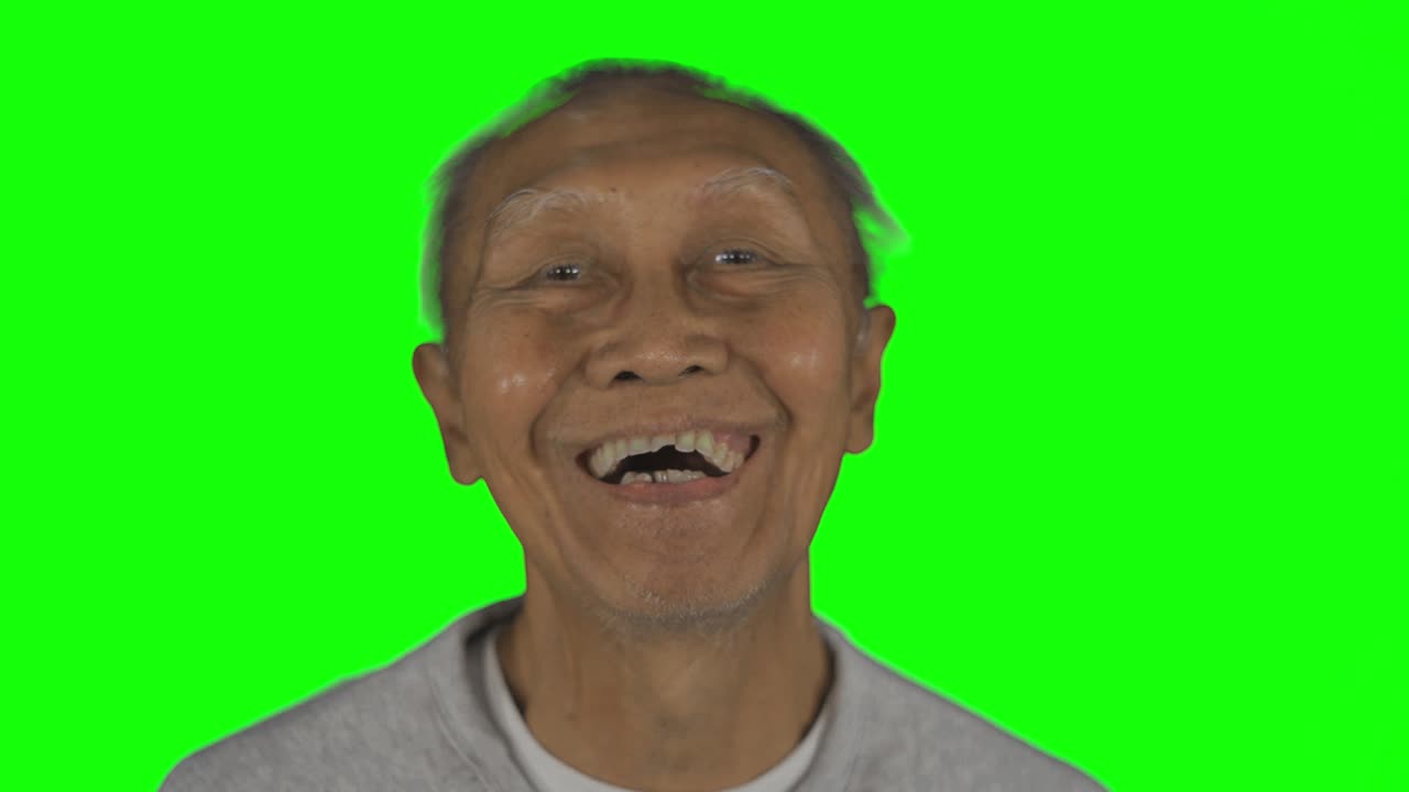 hombre anciano riendo con dentaduras dentales desprendidas