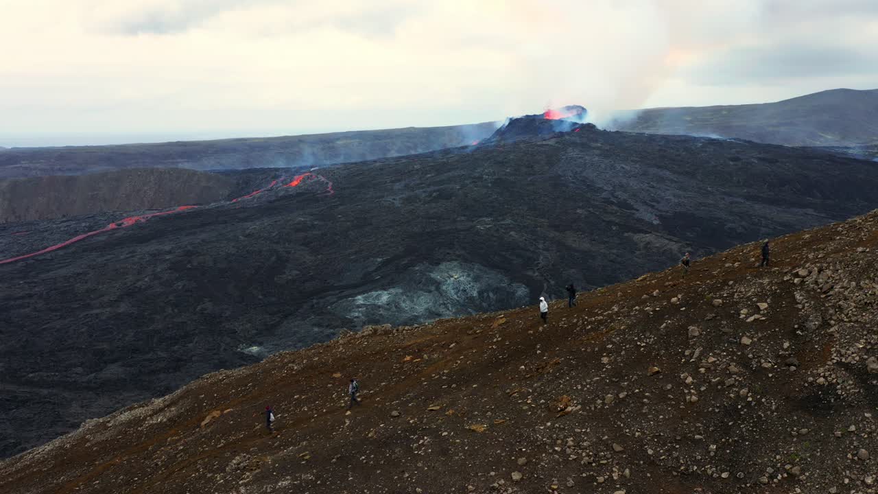화산을 방문하는 사람들과 함께 아이슬란드의 fagradalsfjall 화산 폭발 - 공중 드론 샷