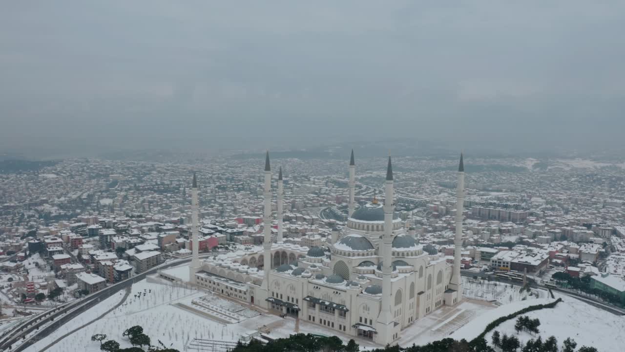 vista desde un avión no tripulado de la gran mezquita de estambul