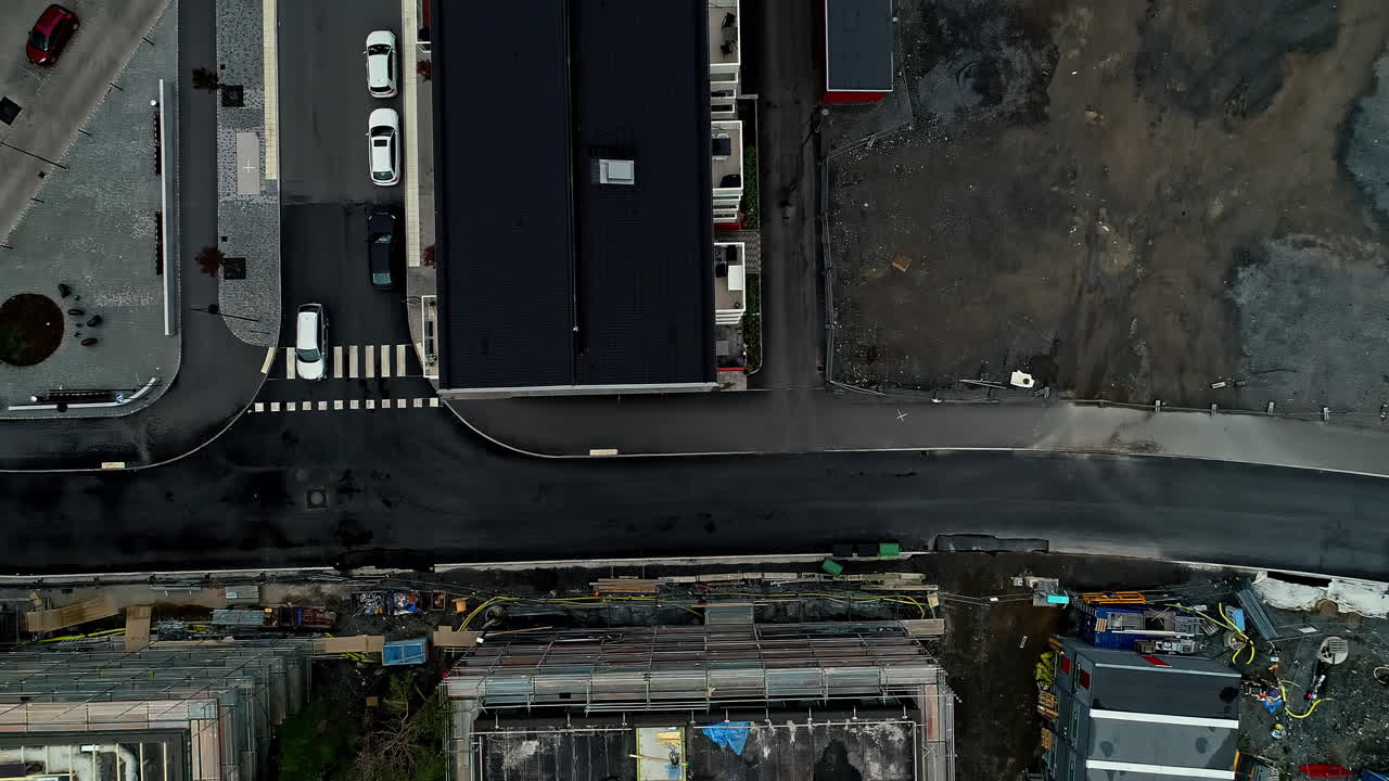 스톡홀름의 주거용 아파트 블록이 있는 새로운 개발 지역의 공중 하향식 샷 - 도시에서 크레인이 작동하는 건설 스위트