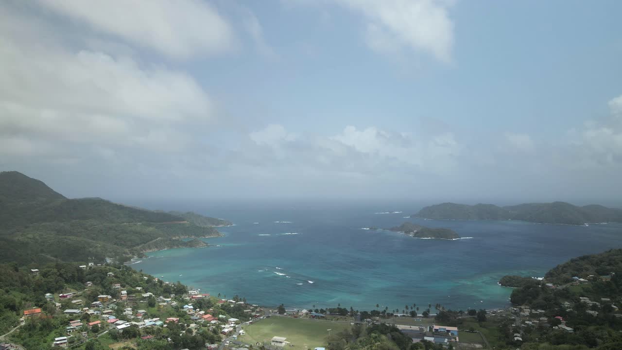 Sede del più grande corallo cervello del mondo, vista aerea del villaggio di pescatori di Speyside, Tobago.