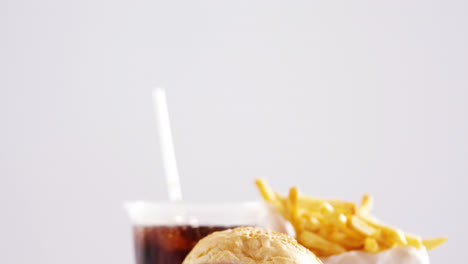 hamburguesa y papas fritas en la mesa
