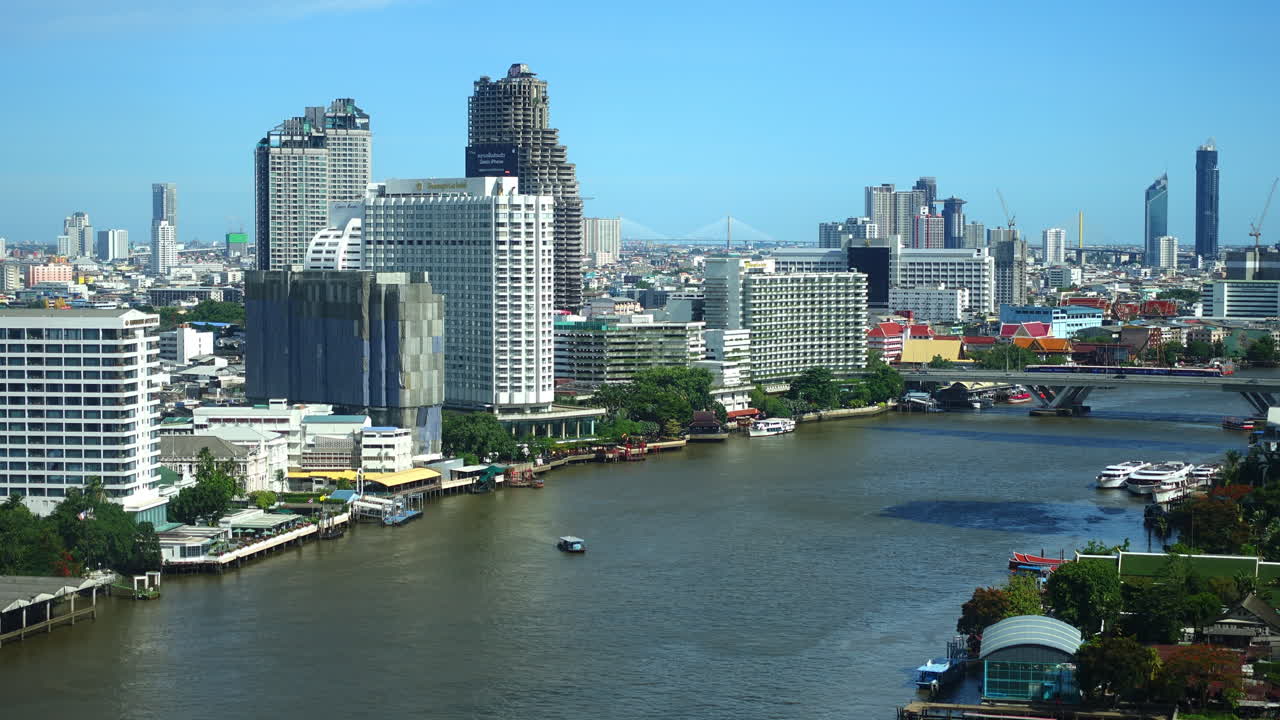 timelapse del agua en rápido movimiento y el tráfico de barcos a lo largo del río chao phraya, bangkok, tailandia