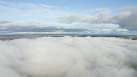 Antena-Lenta-Y-Tranquila-Entre-La-Vista-Del-Cielo-De-La-Cama-De-Nubes-Blancas-Y-Esponjosas-En-El-Horizonte-Terrestre