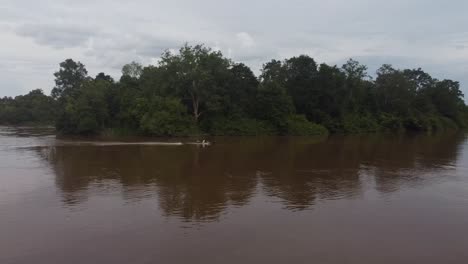 Lancha-Suave-Cruzando-El-Río-De-Izquierda-A-Derecha-En-Medio-De-La-Selva-Tropical