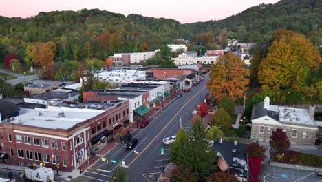 北卡罗来纳州布恩 (boone, nc) 在秋季的空气缓慢推进