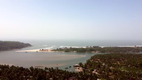 Drone-Vuela-Sobre-La-Colina-Del-Acantilado-Para-Mostrar-Una-Vista-Panorámica-Del-Mar-Arábigo-En-Goa,-India