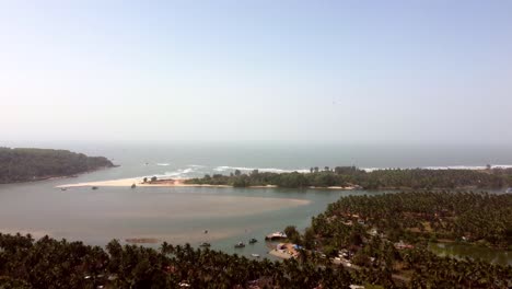 drone vuela sobre la colina del acantilado para mostrar una vista panorámica del mar arábigo en goa, india