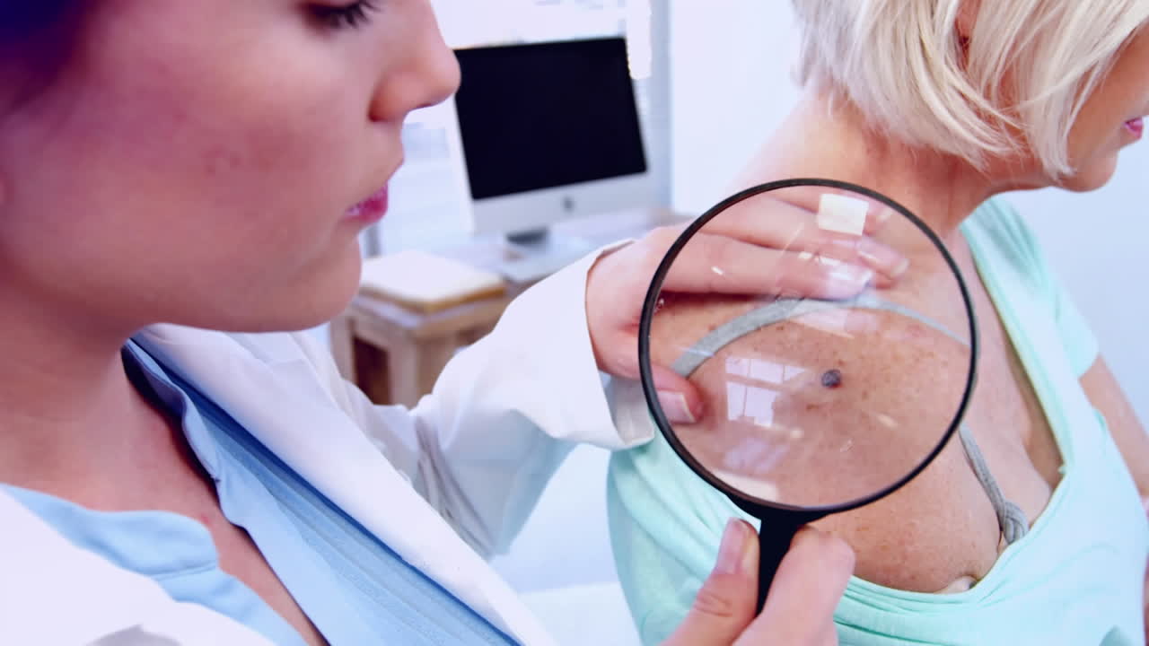 백인 여성 피부과 의사가 여성 환자의 모를 확인하는 눈이 떨어지는 애니메이션