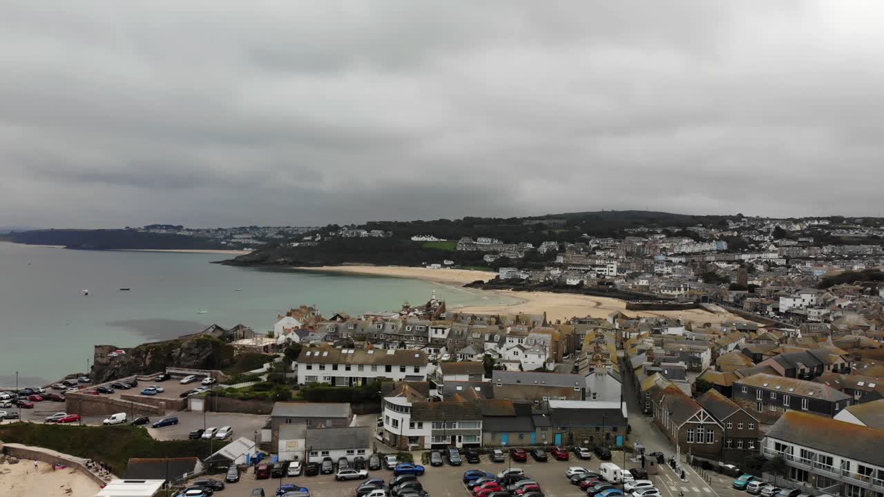 toma aérea de st ives cornwall con vistas a la ciudad hacia la bahía de carbis